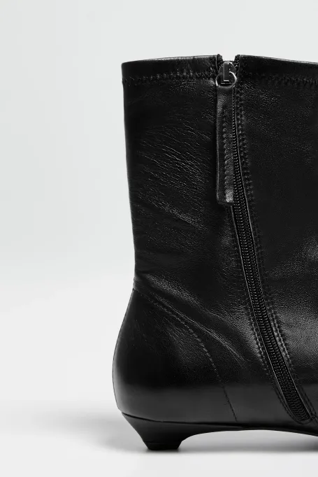 Černé boty na nízkém podpatku