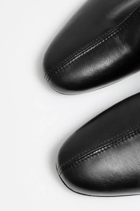 Černé boty na nízkém podpatku