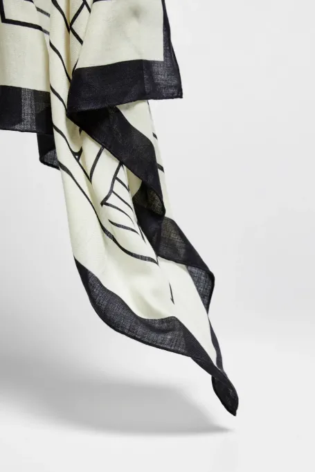 Chusta z vlny a hedvábí v geometrickém vzoru