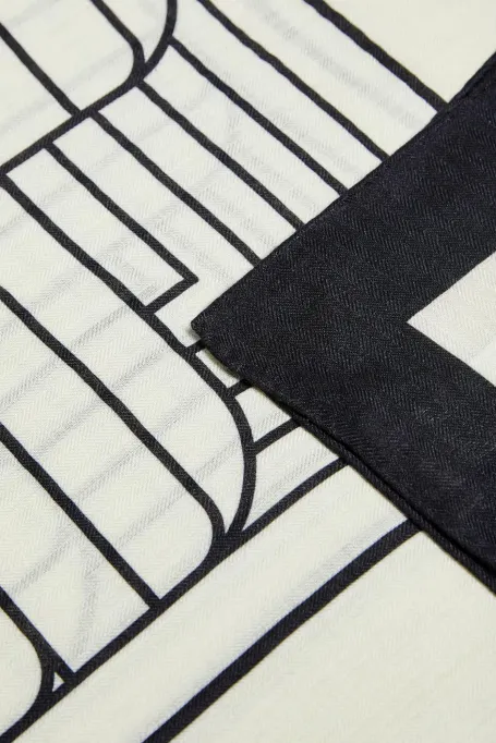 Chusta z vlny a hedvábí v geometrickém vzoru