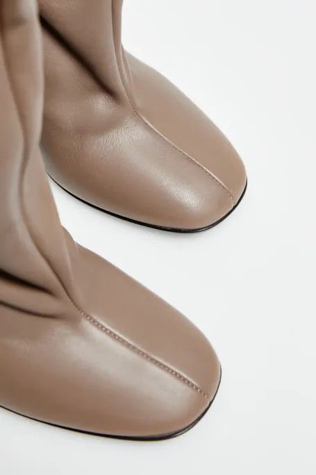 Hnědé kozačky s širokým svrškem