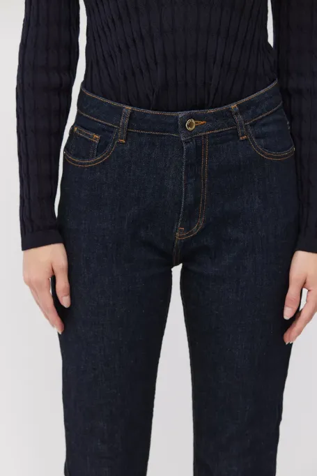 Granátové džíny jednoduchého střihu