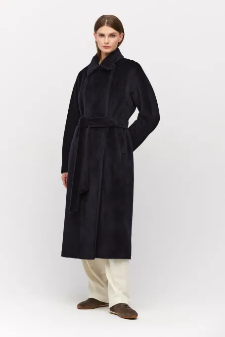 Granátový kabát s páskem z baby suri alpaky