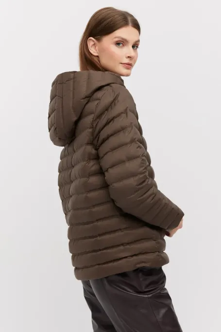 Krátká hnědá péřová bunda s kapucí