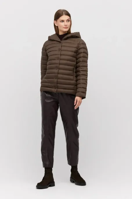 Krátká hnědá péřová bunda s kapucí