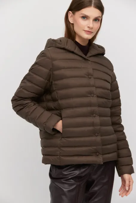 Krátká hnědá péřová bunda s kapucí