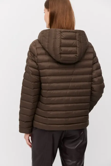 Krátká hnědá péřová bunda s kapucí