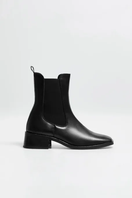 Černé kožené kotníkové boty