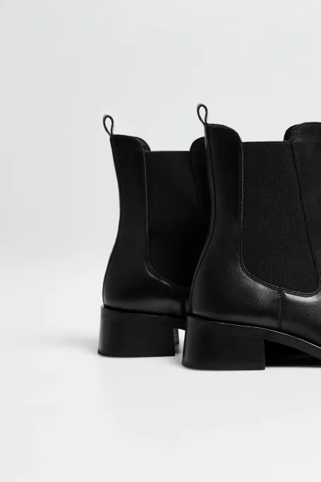 Černé kožené kotníkové boty