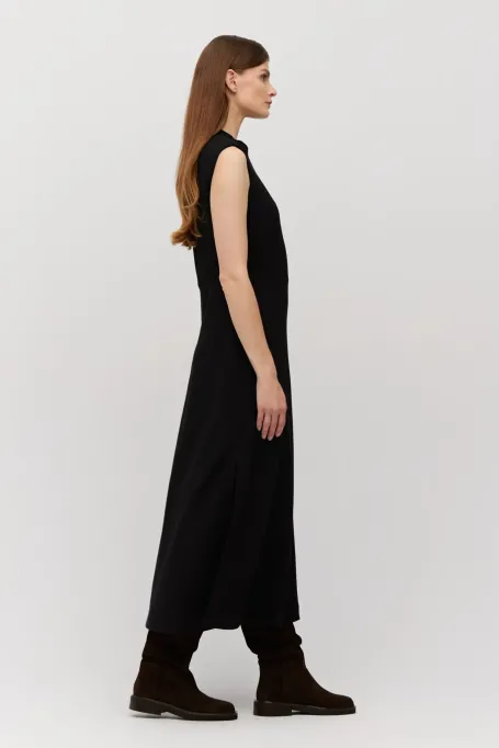 Černé šaty bez rukávů z jehněčí vlny