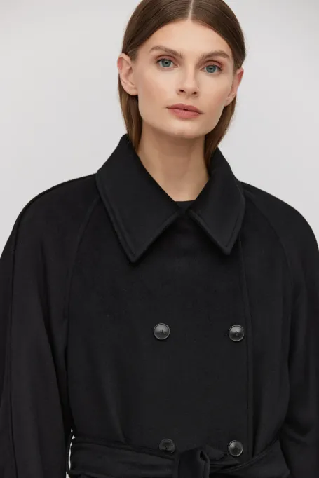 Černý kabát s opaskem z příměsi hedvábí a kašmiru