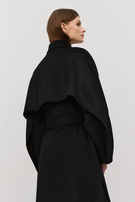Černý kabát s opaskem z příměsi hedvábí a kašmiru