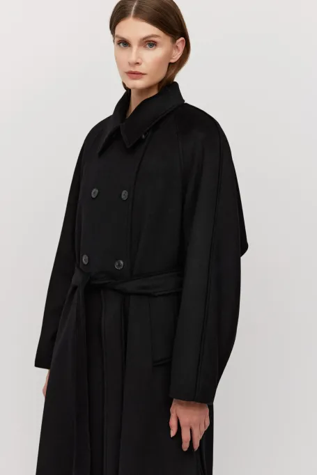 Černý kabát s opaskem z příměsi hedvábí a kašmiru