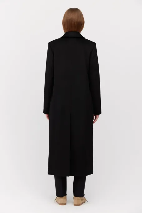 Černý plášť s příměsí hedvábí a kašmíru