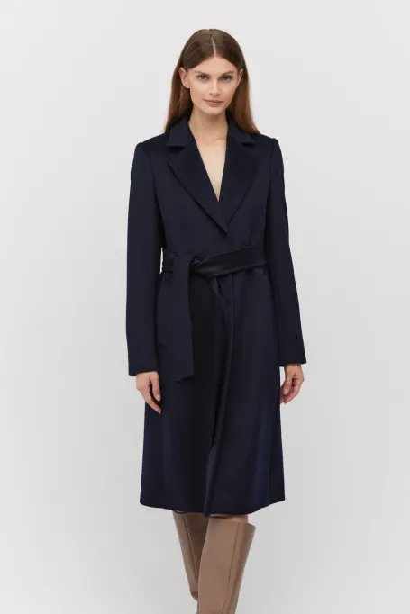 Granátový vlněný kabát s páskem