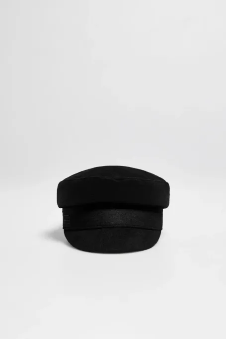 Černá vlněná čepice