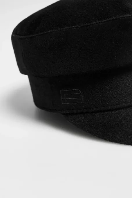 Černá vlněná čepice