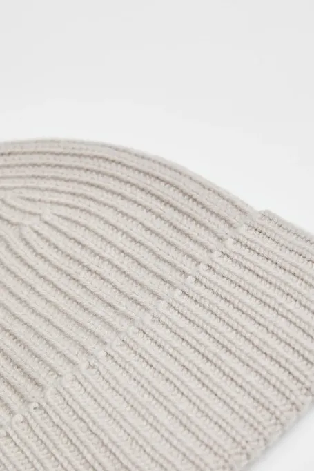 Bežová čepice s příměsí kašmíru