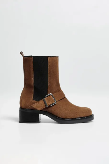 Hnědé semišové kotníkové boty s přezkou