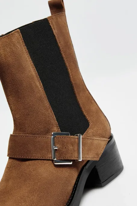 Hnědé semišové kotníkové boty s přezkou