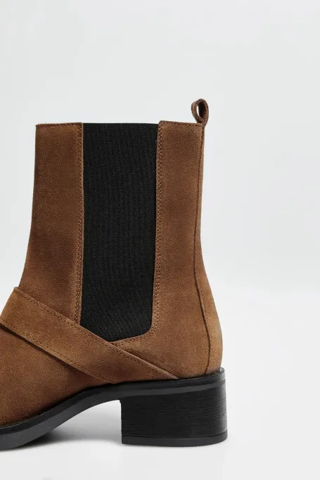 Hnědé semišové kotníkové boty s přezkou