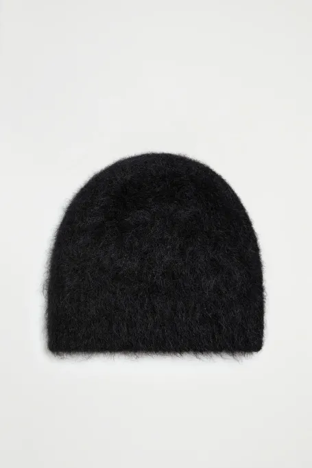 Černá čepice z alpakové vlny