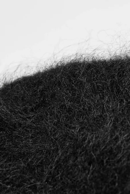 Černá čepice z alpakové vlny