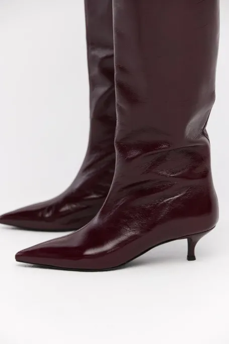 Kožené fialové kozačky na středním podpatku