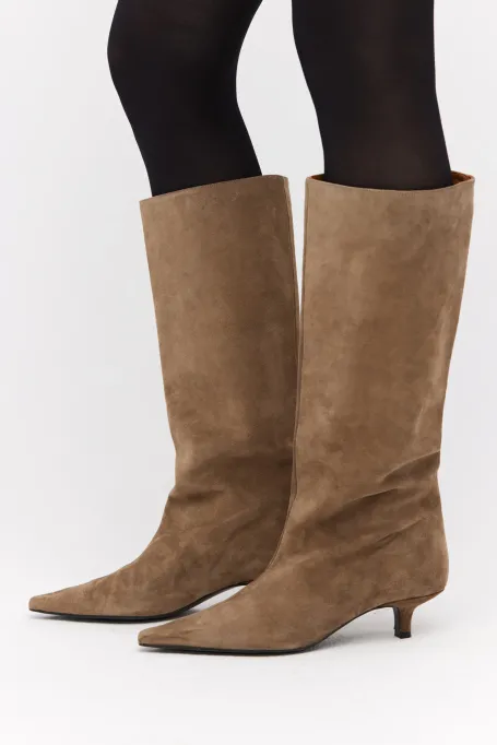 Zamszové kozačky na středním podpatku