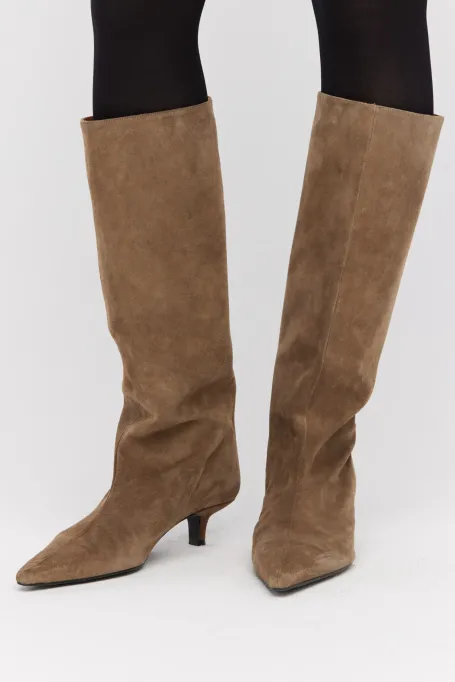 Zamszové kozačky na středním podpatku