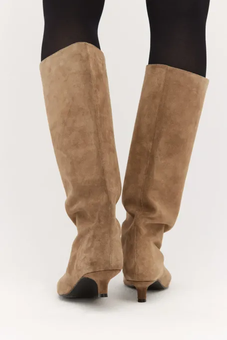 Zamszové kozačky na středním podpatku