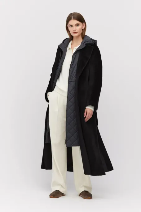 Černý midi kabát s páskem z suri alpaky