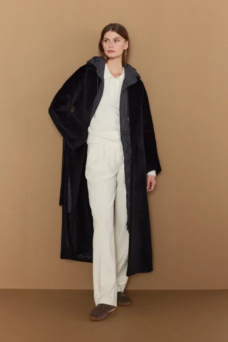 Černý midi kabát s páskem z suri alpaky