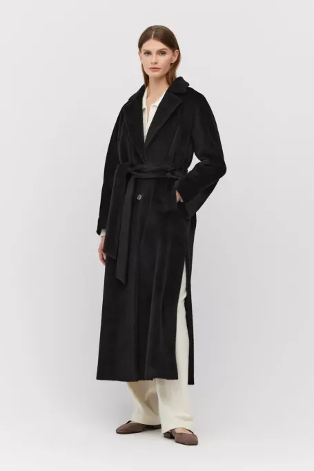 Černý midi kabát s páskem z suri alpaky