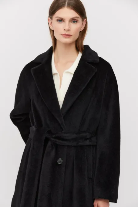 Černý midi kabát s páskem z suri alpaky