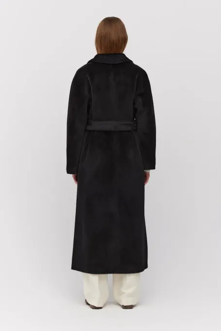 Černý midi kabát s páskem z suri alpaky