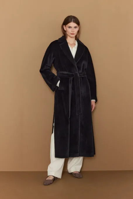 Černý midi kabát s páskem z suri alpaky