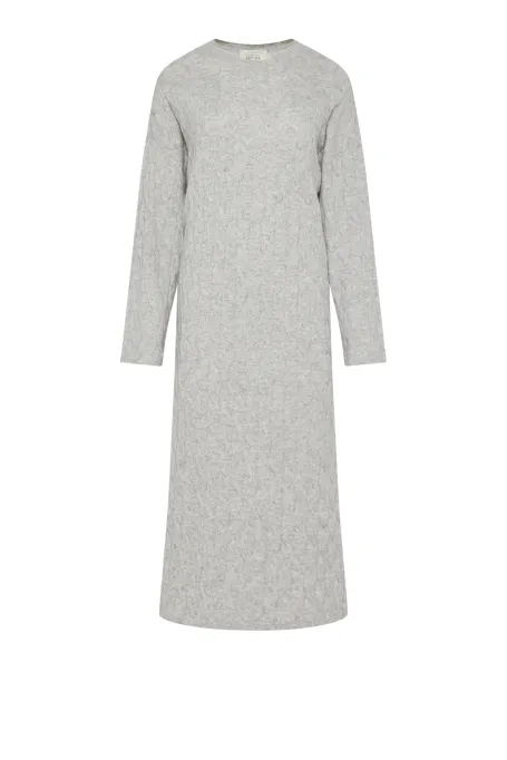 Šedé šaty s copánkovým vzorem z merinovlny