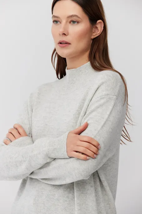 Šedý svetr polorolák s příměsí kašmíru