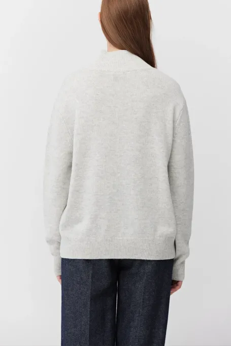 Šedý svetr polorolák s příměsí kašmíru