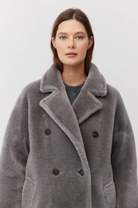 Šedý midi kabát z teddy vlny
