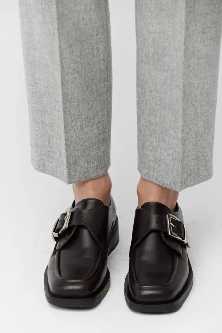 Hnědé kožené polobotky monk s přezkou