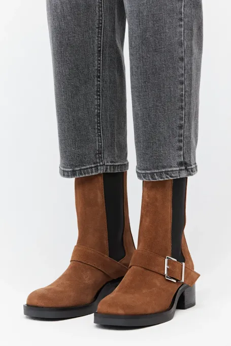 Hnědé semišové kotníkové boty s přezkou