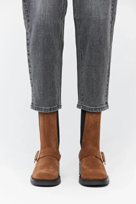 Hnědé semišové kotníkové boty s přezkou