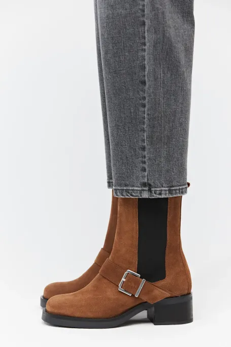 Hnědé semišové kotníkové boty s přezkou