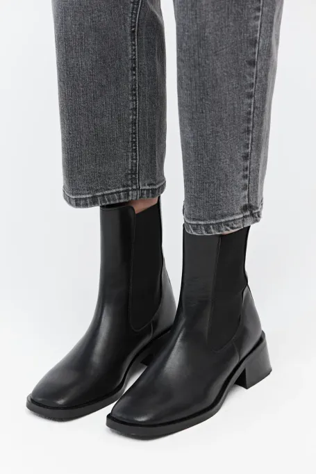 Černé kožené kotníkové boty