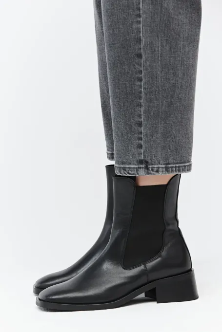 Černé kožené kotníkové boty