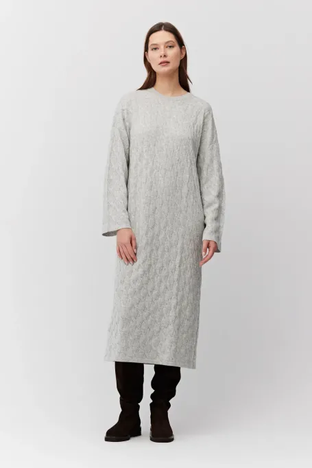 Šedé šaty s copánkovým vzorem z merinovlny