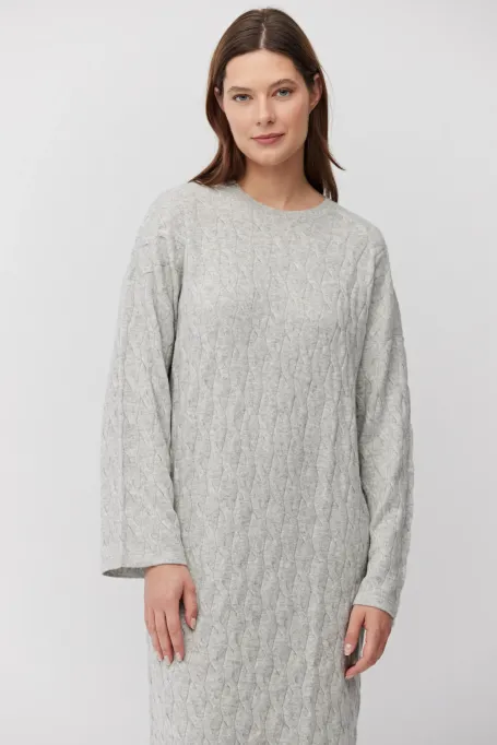 Šedé šaty s copánkovým vzorem z merinovlny