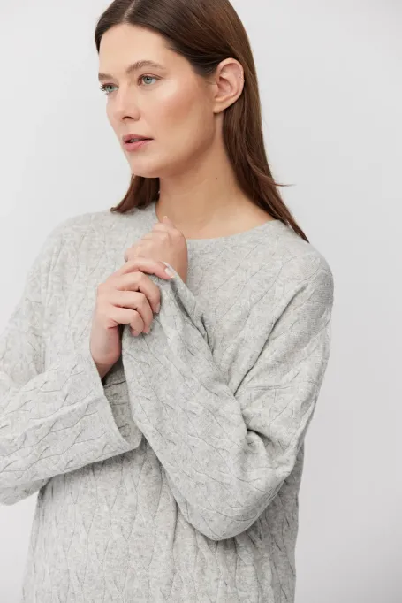 Šedé šaty s copánkovým vzorem z merinovlny